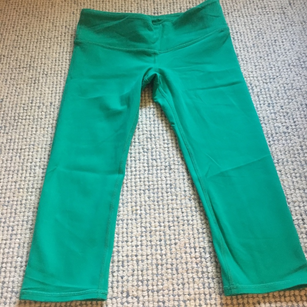 Alo Capri Leggings. Size: small
